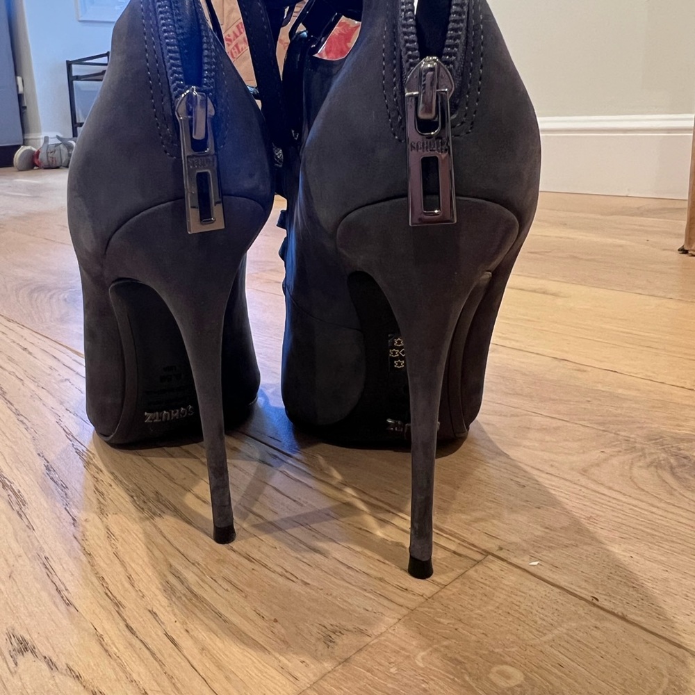 Beautiful Schultz Grey stilettos